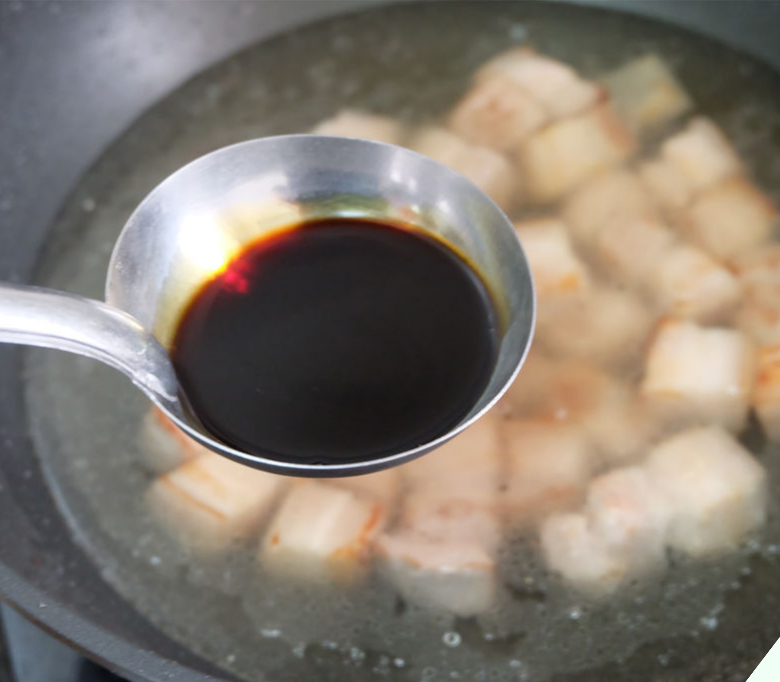 Chần thịt lợn nên dùng nước lạnh hay nước nóng? Nhiều người dùng nhầm nước khiến thịt tanh nồng lại “khô như rơm” - 13