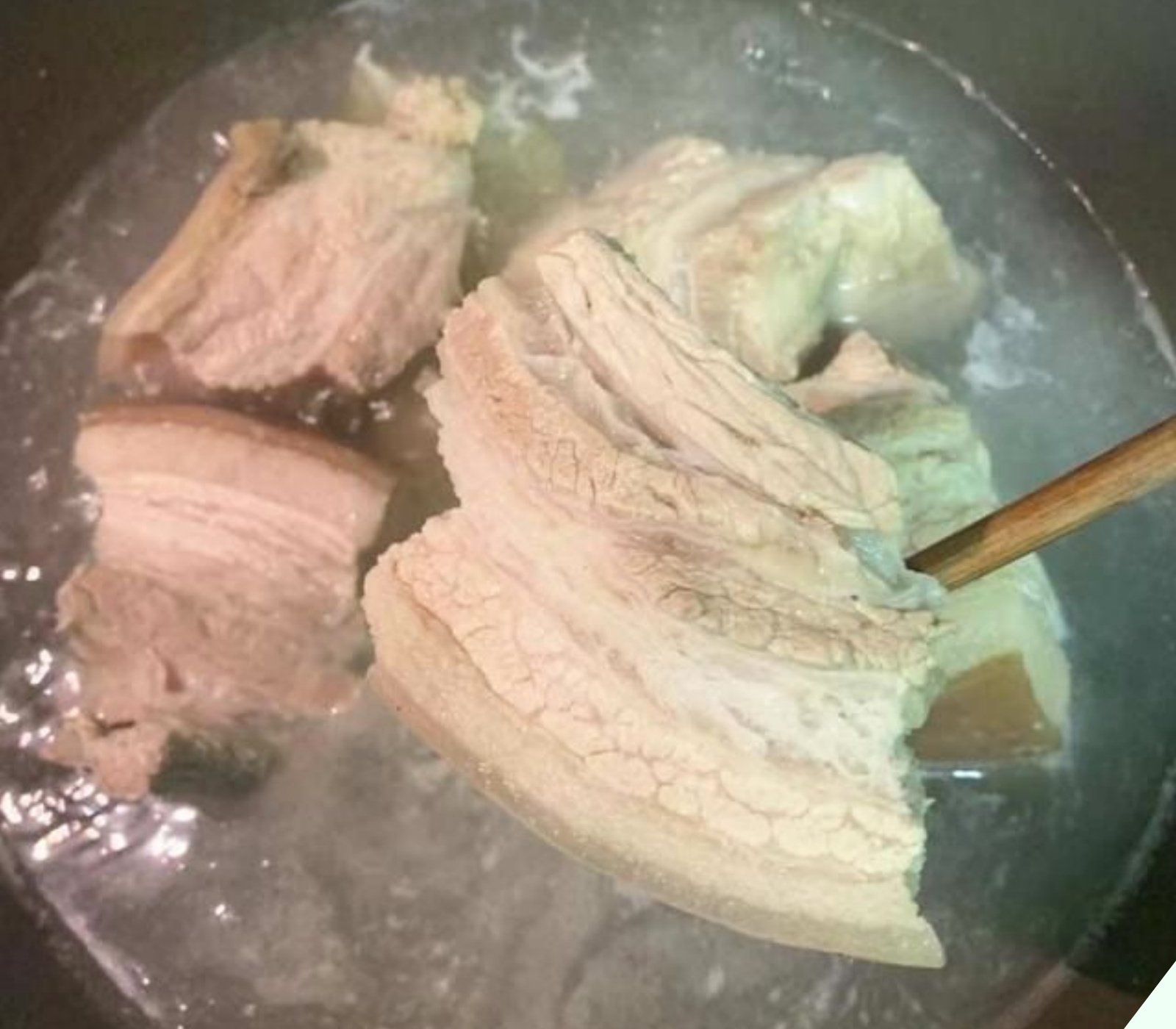 Chần thịt lợn nên dùng nước lạnh hay nước nóng? Nhiều người dùng nhầm nước khiến thịt tanh nồng lại “khô như rơm” - 6