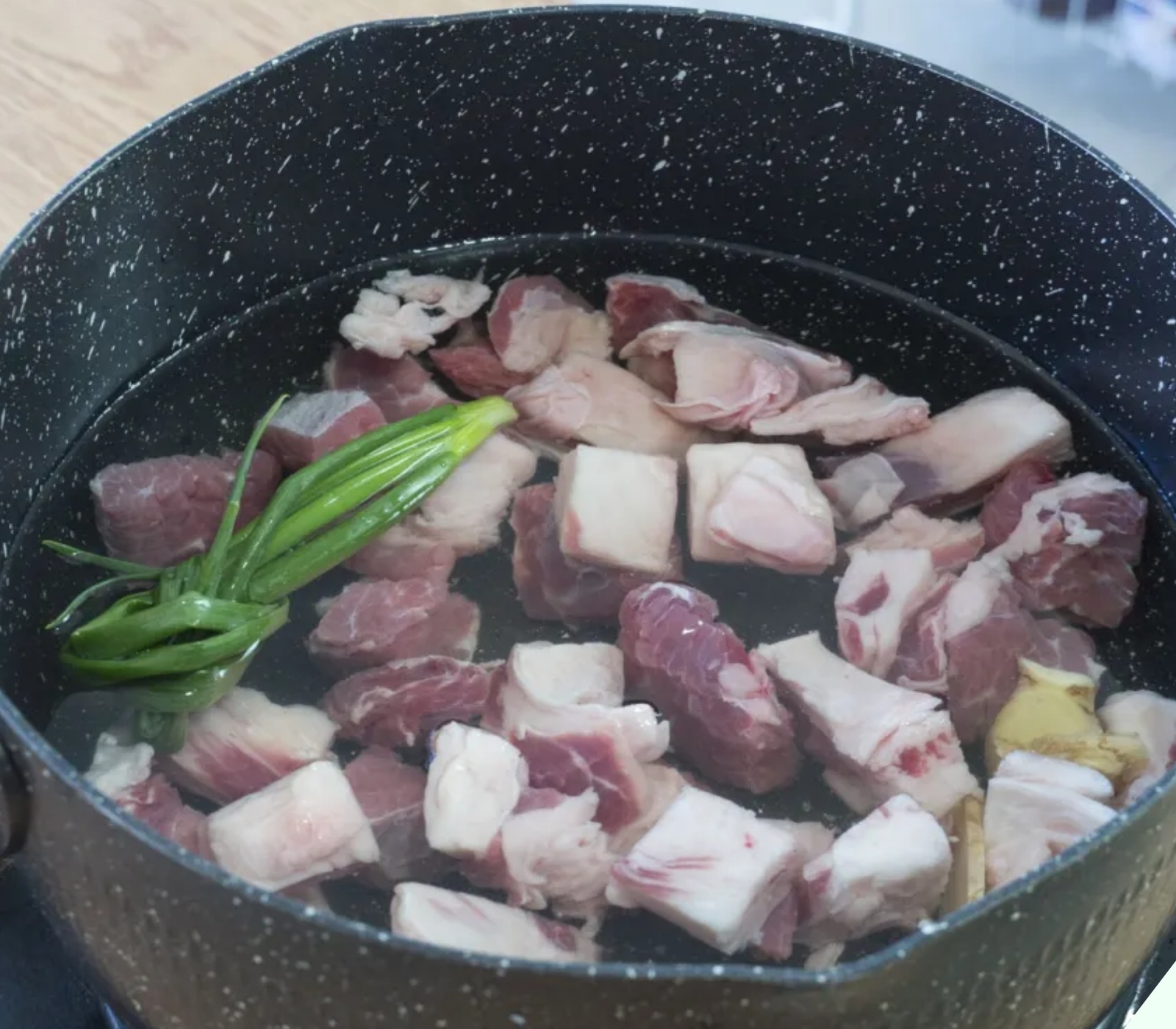 Chần thịt lợn nên dùng nước lạnh hay nước nóng? Nhiều người dùng nhầm nước khiến thịt tanh nồng lại “khô như rơm” - 1