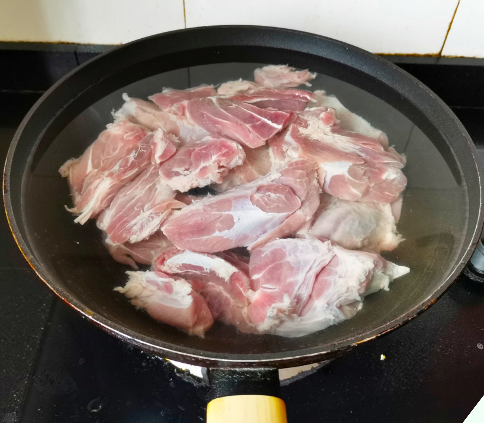 Chần thịt lợn nên dùng nước lạnh hay nước nóng? Nhiều người dùng nhầm nước khiến thịt tanh nồng lại “khô như rơm” - 2