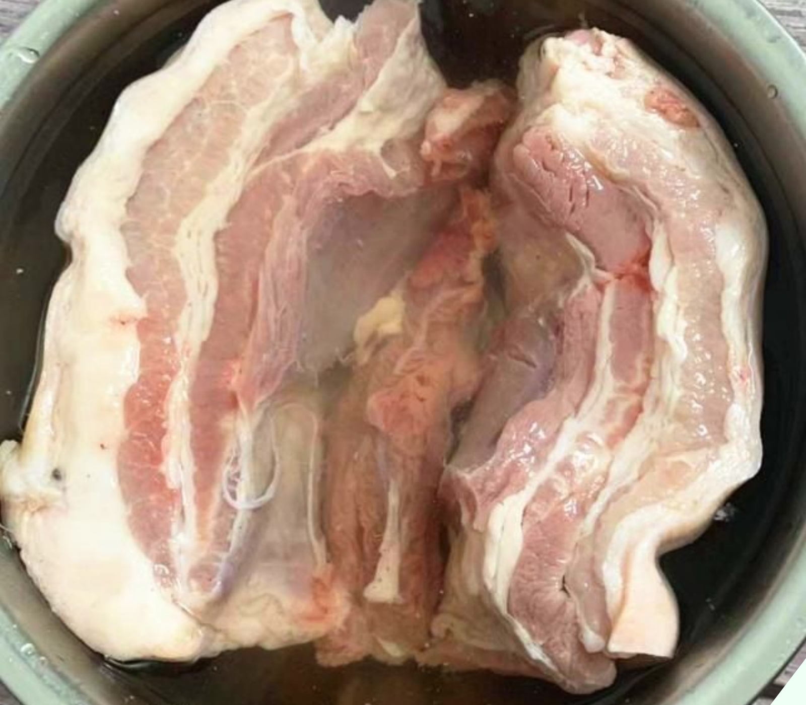 Chần thịt lợn nên dùng nước lạnh hay nước nóng? Nhiều người dùng nhầm nước khiến thịt tanh nồng lại “khô như rơm” - 4
