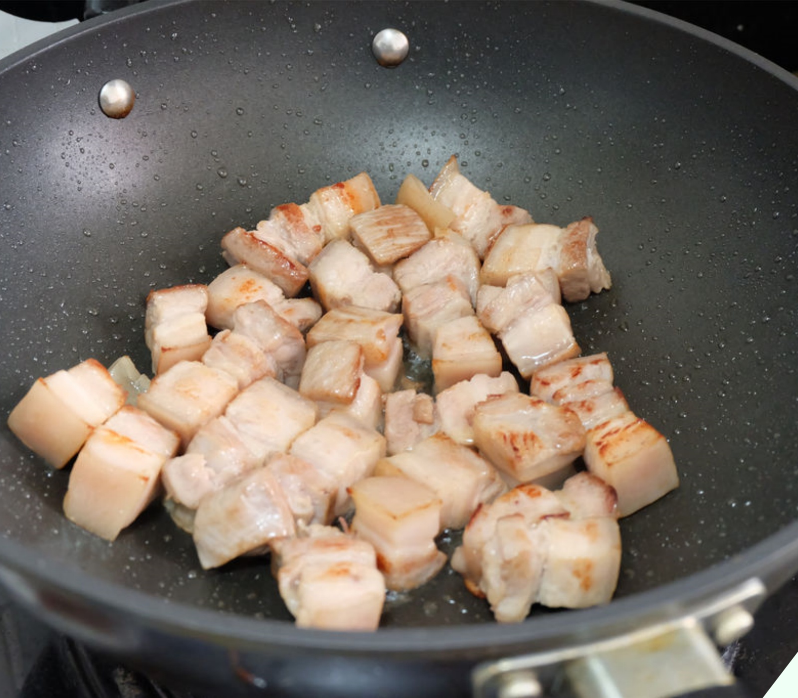 Chần thịt lợn nên dùng nước lạnh hay nước nóng? Nhiều người dùng nhầm nước khiến thịt tanh nồng lại “khô như rơm” - 11