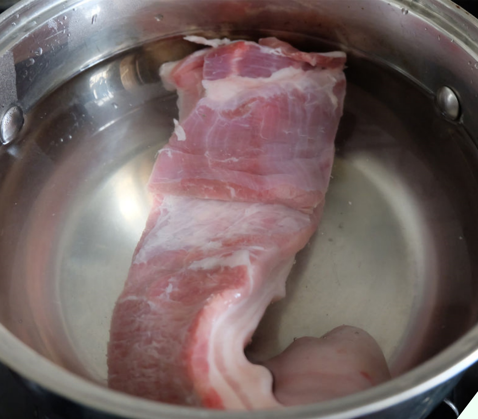 Chần thịt lợn nên dùng nước lạnh hay nước nóng? Nhiều người dùng nhầm nước khiến thịt tanh nồng lại “khô như rơm” - 7