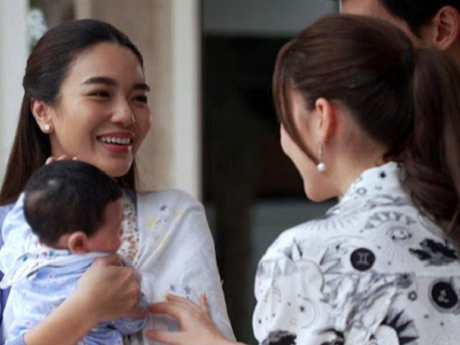 Thuê chị dâu đến trông con hộ, được một ngày con gái đã sốt cao nhưng tôi mỉm cười khi xem camera - 2