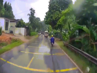 Giao thông - Clip: Thót tim ô tô mất lái trời mưa gió, va chạm xe máy ở đường