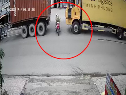 Giao thông - Clip: Chen giữa hai ô tô để sang đường, xe máy bị đâm ngã &amp; mắc kẹt