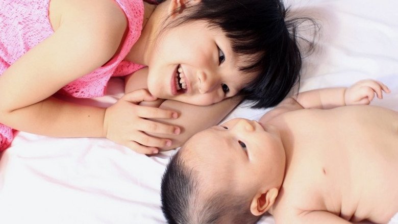 Bé gái 4 tuổi lén véo má em sơ sinh vì cảm giác bị bỏ rơi, chuyên gia chỉ ra 7 lỗi thiên vị con cái điển hình của phụ huynh - 2