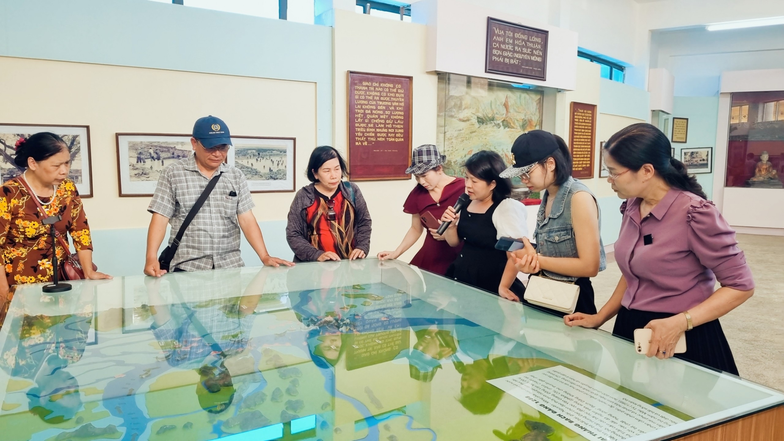 Ấn tượng chuyến đi thực tế sáng tác văn học nghệ thuật tại Quảng Yên - 11
