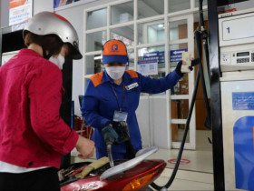 Giá xăng dầu hôm nay 4/10: Quay đầu đồng loạt tăng trở lại