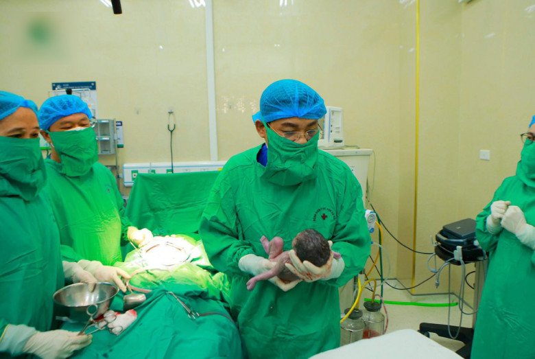 Bầu song thai nhưng mất 1 bé ở tuần 24, bé còn lại may mắn chào đời khỏe mạnh - 1