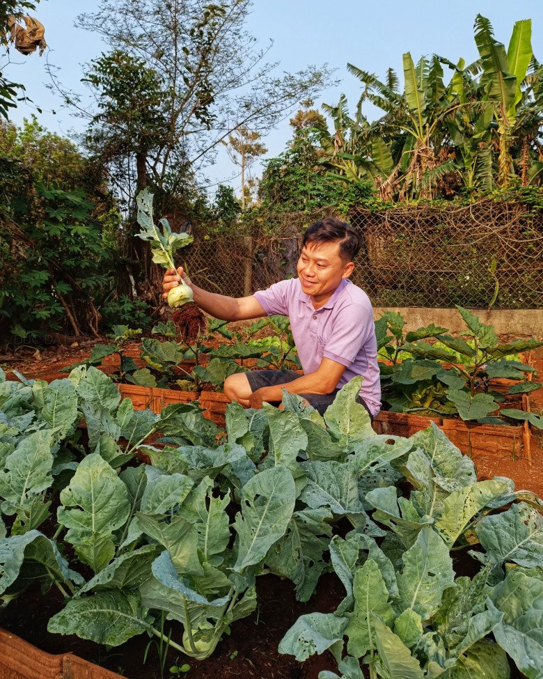 Nam công nhân tan ca tự trồng rau phục vụ bữa ăn hàng ngày, chia sẻ bí quyết mát tay nhờ khâu làm đất - 1