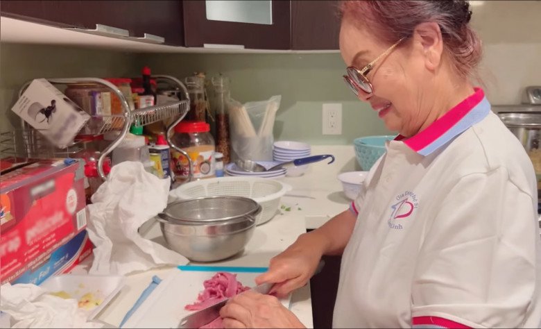 Mẹ ruột Bằng Kiều nấu phở cho sơ sơ hơn chục người, nghệ sĩ Hồng Đào cũng xuất hiện trong bếp - 8