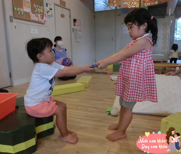 Con bị bạn giật đồ chơi, nên giúp con đòi lại hay nói bé bỏ qua? Bố mẹ thông minh hãy làm theo 4 bước - 4