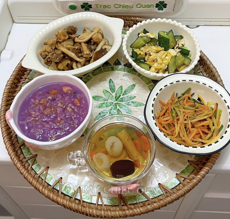 Mục sở thị những mâm cơm cữ cực ít dầu mỡ của mẹ bỉm Việt được chồng Trung nấu hàng ngày - 1