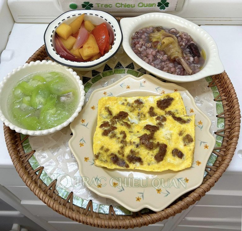 Mục sở thị những mâm cơm cữ cực ít dầu mỡ của mẹ bỉm Việt được chồng Trung nấu hàng ngày - 2