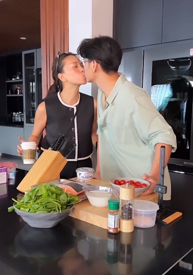 Chồng Ngô Thanh Vân chống nạng vẫn vào bếp, vừa nằm viện về còn đau đã tập tễnh chiều vợ làm món ngon - 1