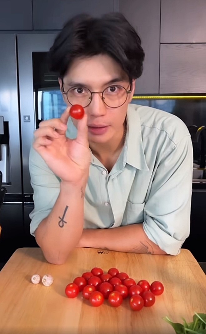 Chồng Ngô Thanh Vân chống nạng vẫn vào bếp, vừa nằm viện về còn đau đã tập tễnh chiều vợ làm món ngon - 7