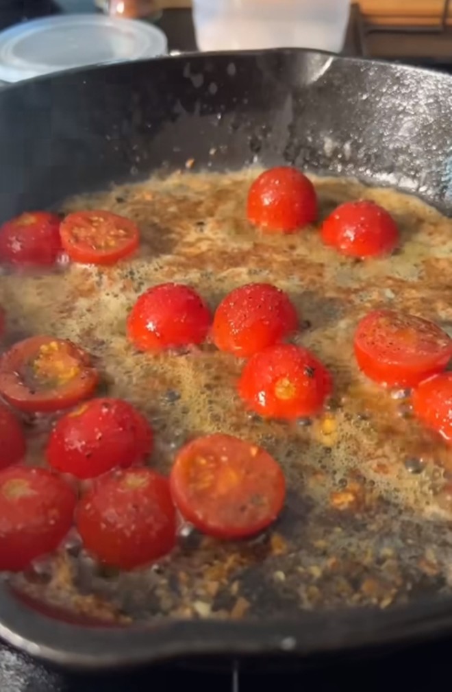 Chồng Ngô Thanh Vân chống nạng vẫn vào bếp, vừa nằm viện về còn đau đã tập tễnh chiều vợ làm món ngon - 11