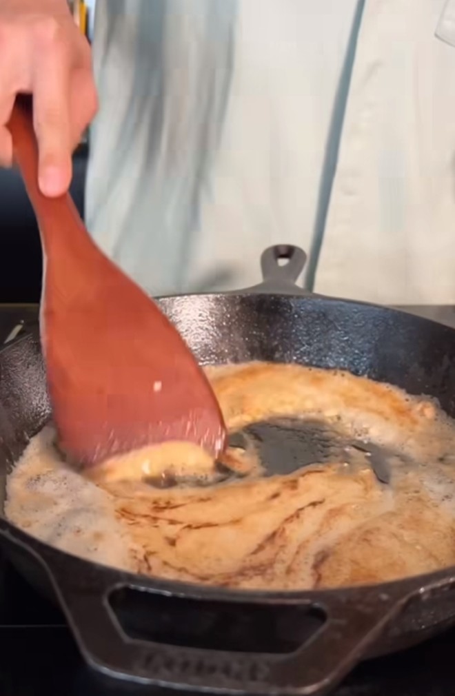 Chồng Ngô Thanh Vân chống nạng vẫn vào bếp, vừa nằm viện về còn đau đã tập tễnh chiều vợ làm món ngon - 10