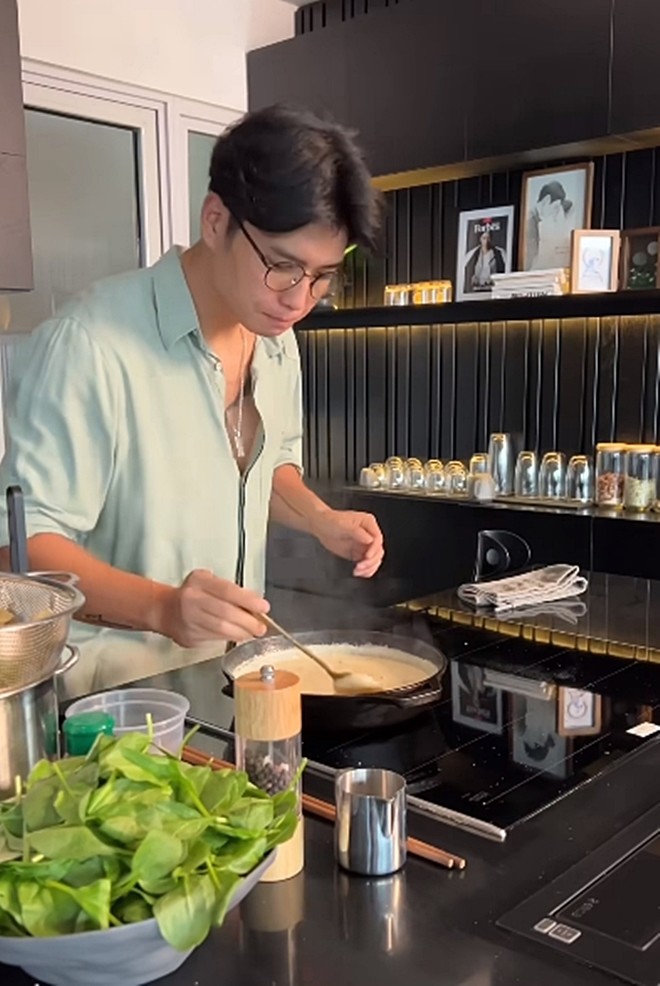 Chồng Ngô Thanh Vân chống nạng vẫn vào bếp, vừa nằm viện về còn đau đã tập tễnh chiều vợ làm món ngon - 12