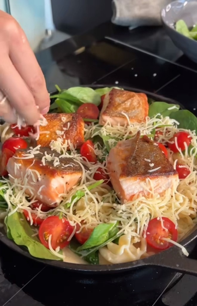 Chồng Ngô Thanh Vân chống nạng vẫn vào bếp, vừa nằm viện về còn đau đã tập tễnh chiều vợ làm món ngon - 14