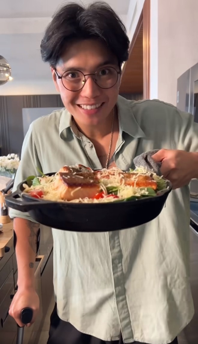 Chồng Ngô Thanh Vân chống nạng vẫn vào bếp, vừa nằm viện về còn đau đã tập tễnh chiều vợ làm món ngon - 15