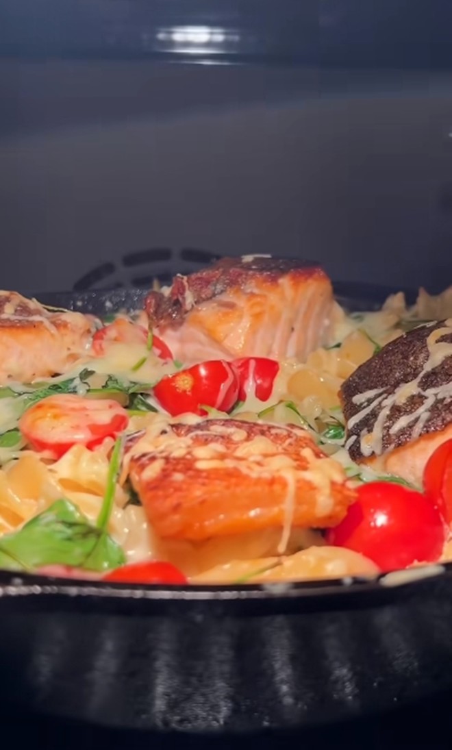 Chồng Ngô Thanh Vân chống nạng vẫn vào bếp, vừa nằm viện về còn đau đã tập tễnh chiều vợ làm món ngon - 16