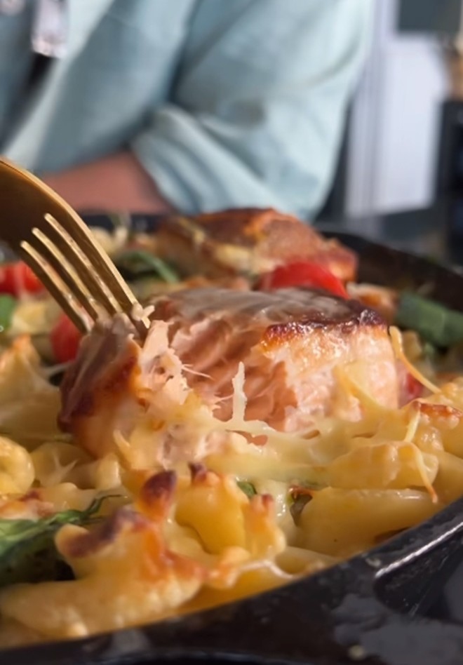 Chồng Ngô Thanh Vân chống nạng vẫn vào bếp, vừa nằm viện về còn đau đã tập tễnh chiều vợ làm món ngon - 17