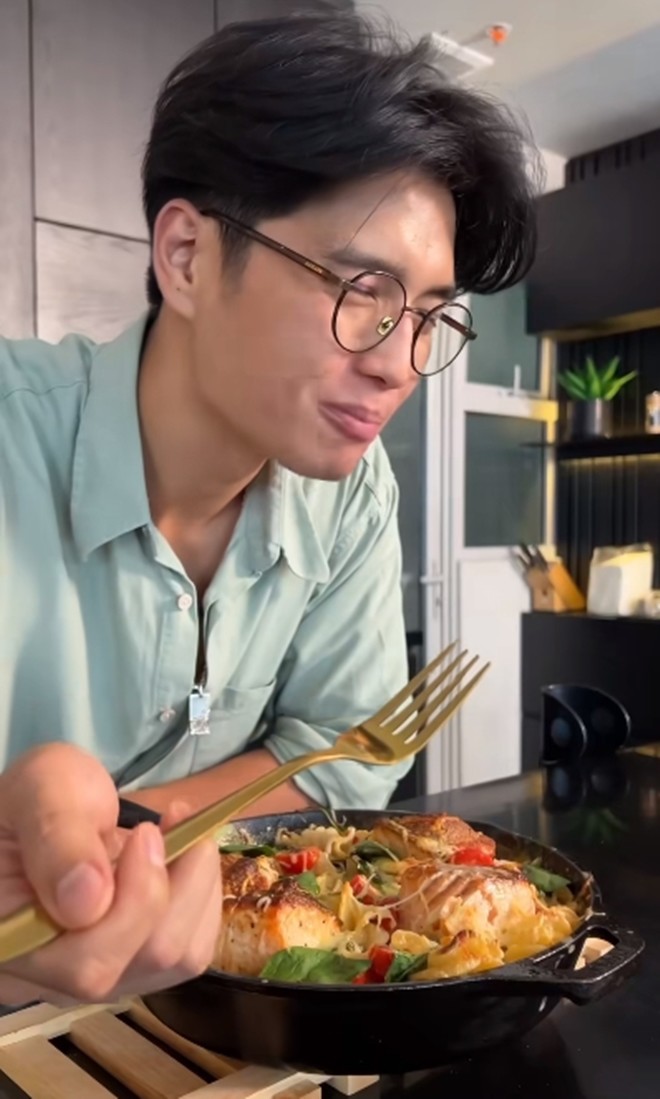 Chồng Ngô Thanh Vân chống nạng vẫn vào bếp, vừa nằm viện về còn đau đã tập tễnh chiều vợ làm món ngon - 18