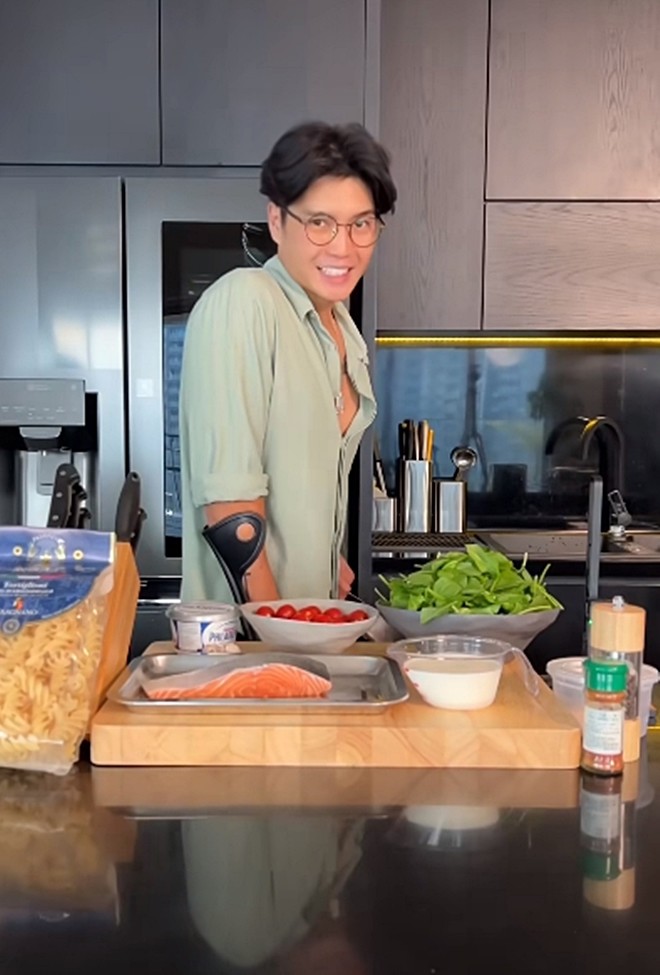 Chồng Ngô Thanh Vân chống nạng vẫn vào bếp, vừa nằm viện về còn đau đã tập tễnh chiều vợ làm món ngon - 4