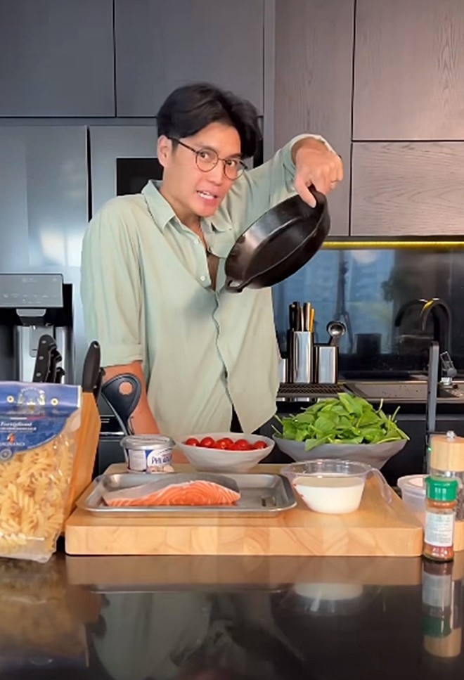 Chồng Ngô Thanh Vân chống nạng vẫn vào bếp, vừa nằm viện về còn đau đã tập tễnh chiều vợ làm món ngon - 5