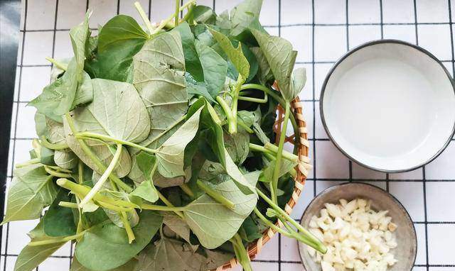 Lá này ở Việt Nam rất sẵn, người Nhật gọi là “rau trường thọ”, từ rễ đến ngọn đều ăn được, nấu kiểu này siêu ngon - 3
