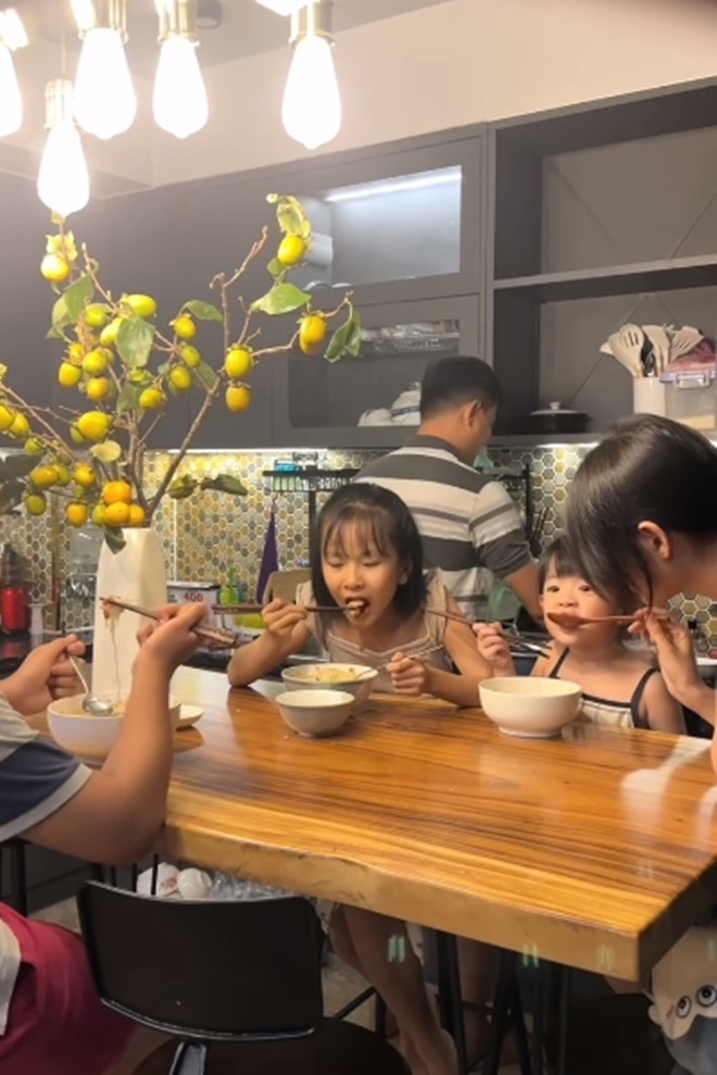 Mẹ bầu Trương Mỹ Nhân vào bếp làm bún riêu cua nhưng chế biến hơi lạ - 13