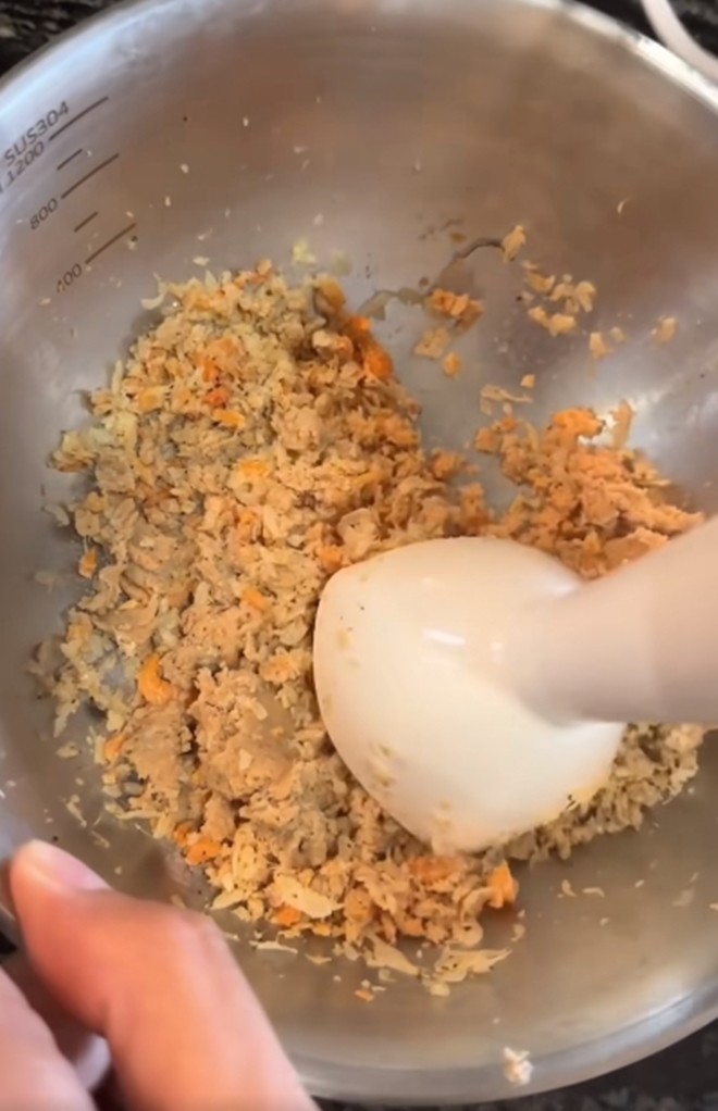Mẹ bầu Trương Mỹ Nhân vào bếp làm bún riêu cua nhưng chế biến hơi lạ - 1