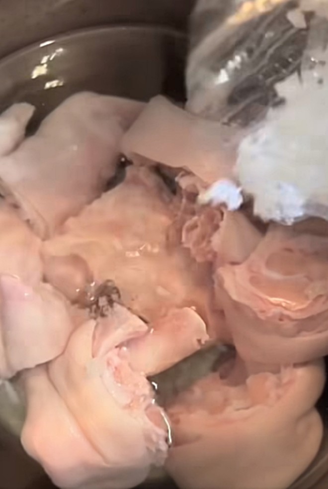 Mẹ bầu Trương Mỹ Nhân vào bếp làm bún riêu cua nhưng chế biến hơi lạ - 4