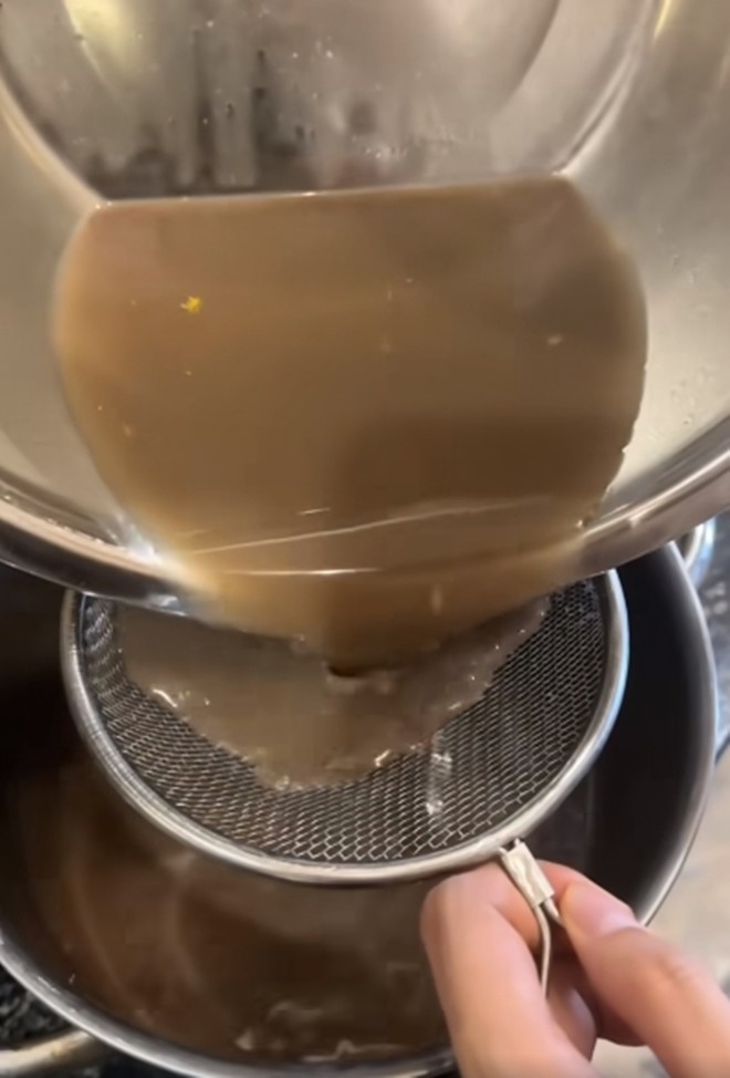 Mẹ bầu Trương Mỹ Nhân vào bếp làm bún riêu cua nhưng chế biến hơi lạ - 6