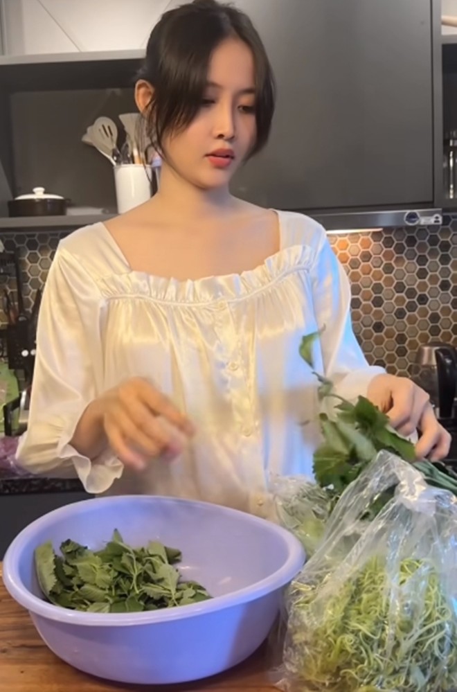 Mẹ bầu Trương Mỹ Nhân vào bếp làm bún riêu cua nhưng chế biến hơi lạ - 8