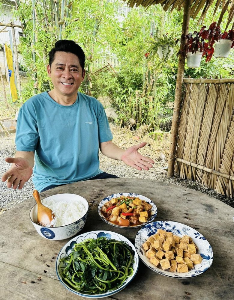 Tài tử Huỳnh Anh Tuấn khoe bữa ăn sáng mà như cỗ linh đình, còn dí dỏm: &#34;Bàn này 3 triệu nha&#34; - 10