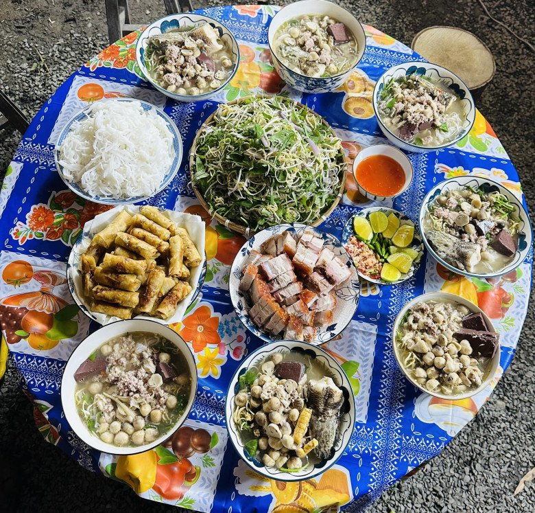 Tài tử Huỳnh Anh Tuấn khoe bữa ăn sáng mà như cỗ linh đình, còn dí dỏm: &#34;Bàn này 3 triệu nha&#34; - 1