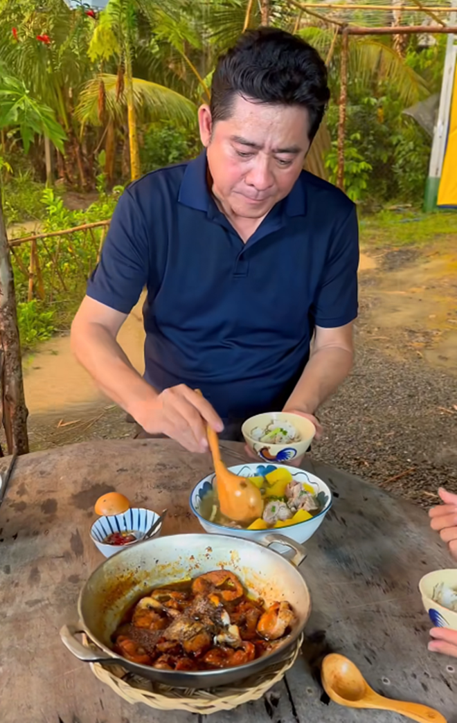 Tài tử Huỳnh Anh Tuấn khoe bữa ăn sáng mà như cỗ linh đình, còn dí dỏm: &#34;Bàn này 3 triệu nha&#34; - 3