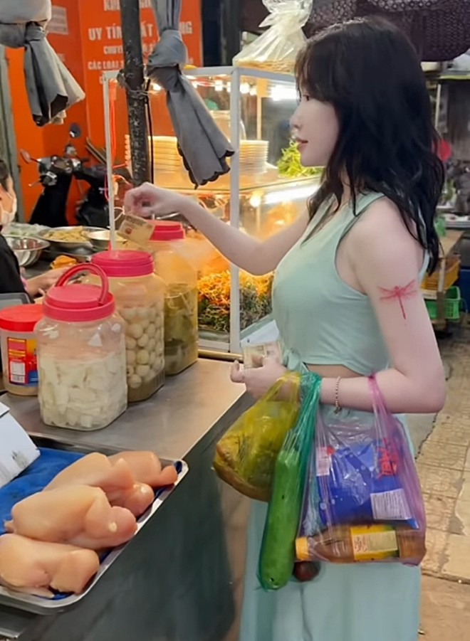 Bà mẹ nóng bỏng nhất nhì showbiz Việt cầm 200k đi chợ ở Đà Lạt, mua được những gì về làm cả mâm cơm ngon? - 3
