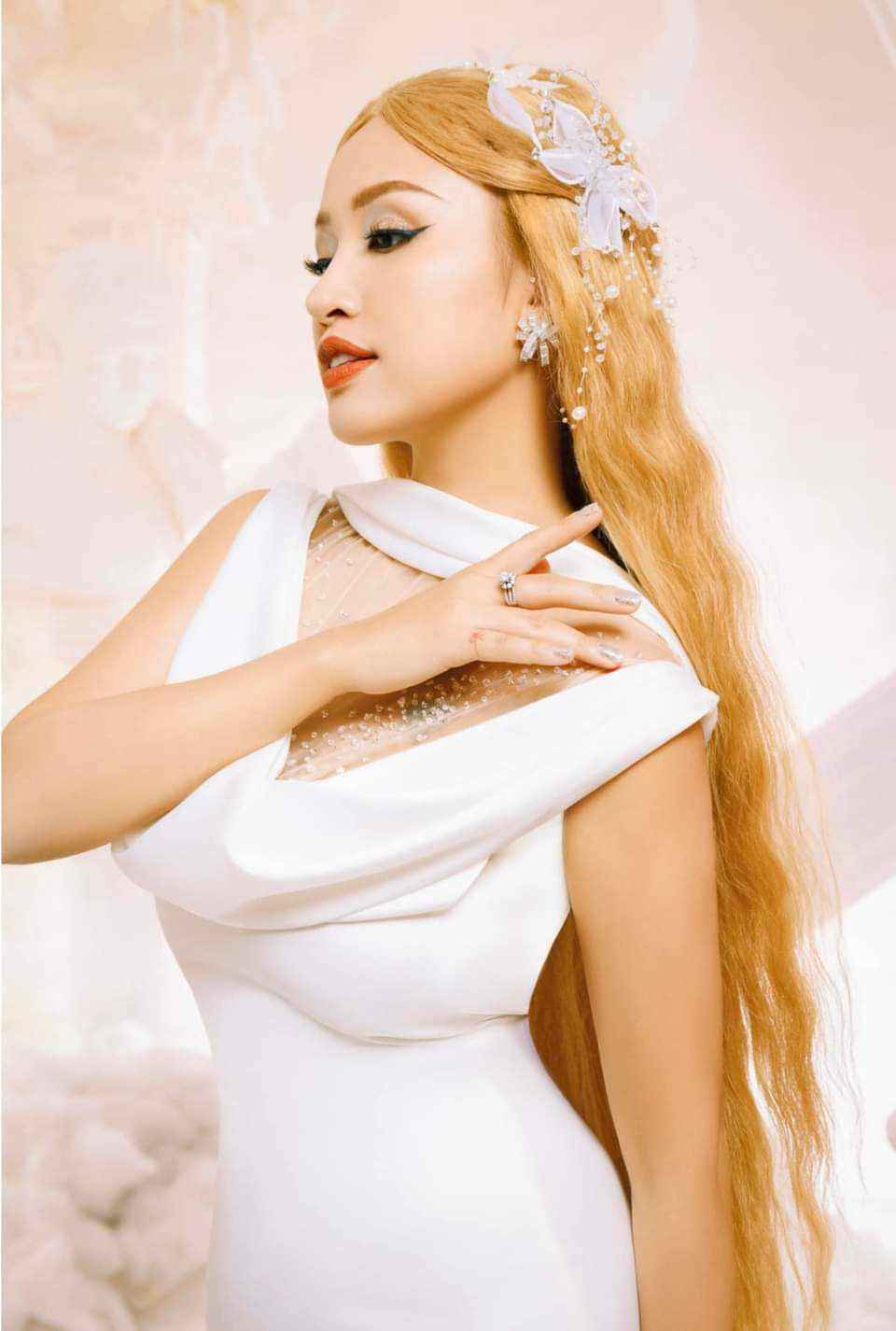 Chân dung "chị đẹp" 2 con mà dáng quá nuột, khoe lưng trần lộ rõ hình xăm - 3