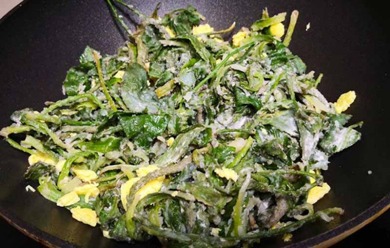 Lá mọc dại đầy vườn nhìn như tai lợn, hái về nấu kiểu này ngon tuyệt, tiếc là ở Việt Nam ít người ăn - 6