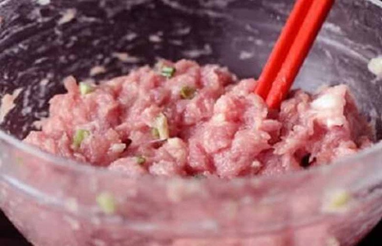 Nấu thịt viên cứ cho thẳng vào nồi là quá dại, chẳng trách chưa kịp chín thịt đã nát vụn - 3