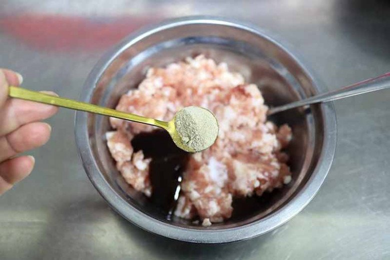 Nấu thịt viên cứ cho thẳng vào nồi là quá dại, chẳng trách chưa kịp chín thịt đã nát vụn - 5
