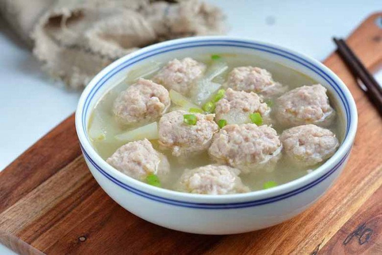 Nấu thịt viên cứ cho thẳng vào nồi là quá dại, chẳng trách chưa kịp chín thịt đã nát vụn - 1