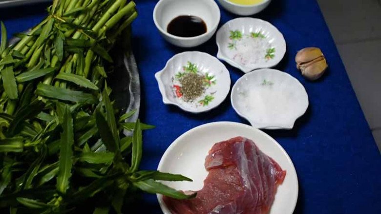 Rau này tưởng chỉ ăn cùng lòng lợn, không ngờ xào thịt bò ngon nhức nhối - 3