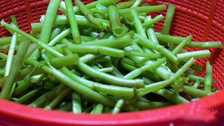 Rau này tưởng chỉ ăn cùng lòng lợn, không ngờ xào thịt bò ngon nhức nhối - 5