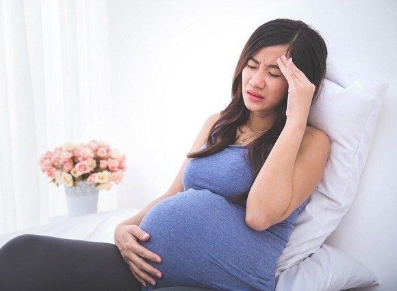 Mẹ bầu bị trĩ có sinh thường được không hay phải sinh mổ? - 1