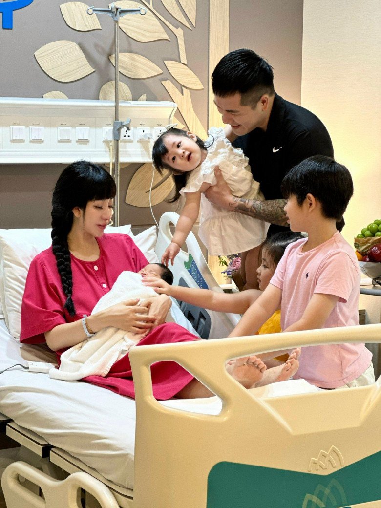 Định nghĩa nữ quyền kiểu “hot mom triệu đô” 7 con: Không dựa dẫm vào đàn ông, nhưng rất cần họ trong cuộc đời này - 2